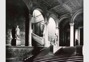 Blick in die Eingangshalle der Nationalgalerie