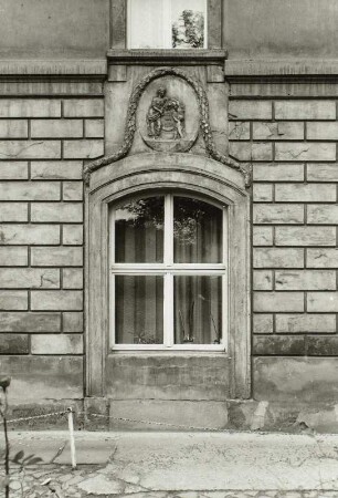 Dresden-Friedrichstadt, Seminarstraße 11. 48. Grundschule. Gebäude im Hof (1785, Umbauten 1827 u. um 1880). Ehemaliges Hauptportal mit Relief und Inschrift