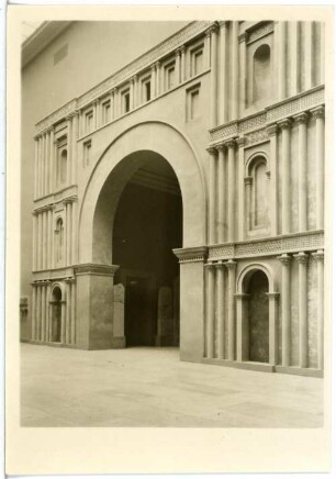 Berlin. Staatliche Museen, Vorderasiatisches Museum, Wiederhergestellte Fassade vom Partherpalast in Assur