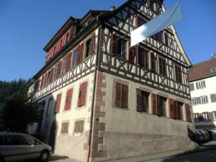 Stadtbild-Kirchstraße im Süden-Haus Nr 21 über Giebel- und Traufseite mit Fachwerk (Riegelbauweise) auf steinernem Stock von Nordosten