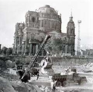 Sowjetische Soldaten beseitigen Fundamente des Berliner Stadtschlosses für den Bau des Palastes der Republik