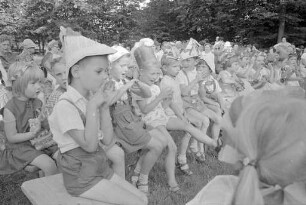 Abschiedsfest für die Teilnehmer einer Kleinkindererholung im Caritas-Waldheim.