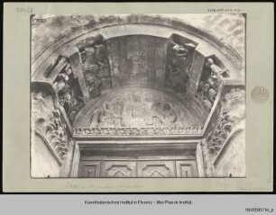 Hauptportal mit Reliefs in der Lünette und Bogenlaibung