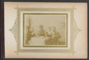[Gruppenporträt von Oscar und Helene Mengen mit Freunden beim Anstoßen]