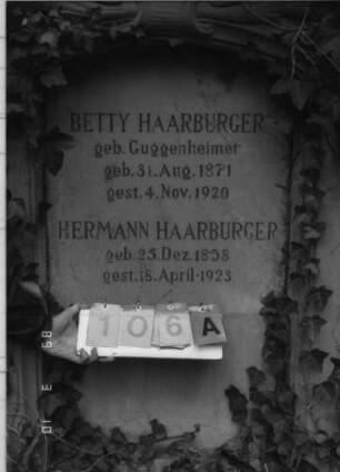 Grabstein 106 (Index: 100093884) Maße HxBxT: 207x208x30 cm Symbolik: Stern in Schild ? Besonderheit: Doppelgrab für Eheleute: Grabstein 106A