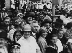 Szene aus dem Dokumentarfilm "Festzug der Dresdner Feuerwehr" anläßlich der Ausstellung "Der Rote Hahn": Zuschauer