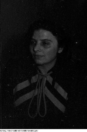 Dresden. Stadtverwaltung: Im Keller des Rathauses fand im Februar 1950 die Wahl der Betriebsgewerkschaftsleitung statt. In sie wurde u.a. Elfriede Oschmann (später Personalleiterin in der Stadtverwaltung) gewählt, 1950 & Dresden. Stadtverwaltung Dresden: Im Keller des Rathauses fand im Februar 1950 die Wahl der Betriebsgewerkschaftsleitung statt. In sie wurde u.a. Dohnt (Personal) gewählt, 1950