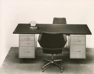 Pohlschröder Organisationsschreibtisch Modell "3854-235-46" von Georg Leowald