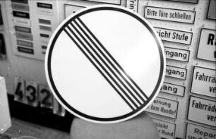 Freiburg: Rundes Schild mit Querstreifen