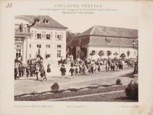 Kostümierte Küfer zu Fuß beim Jubiläums-Festzug zum 70. Geburtstag des Großherzogs Friedrich I. von Baden vor dem Karlsruher Schloss