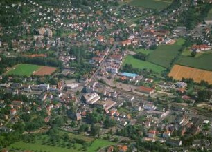 Büdingen. Stadtteilansicht mit Sportplatz und Gleisanlagen (Lahn-Kinzig-Bahn, Strecke Gießen - Gelnhausen). Luftbild-Schrägaufnahme von Nordwest