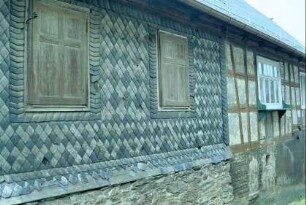 eingeschossiges Gebäude; Schieferornamente, geschlossene Fensterläden