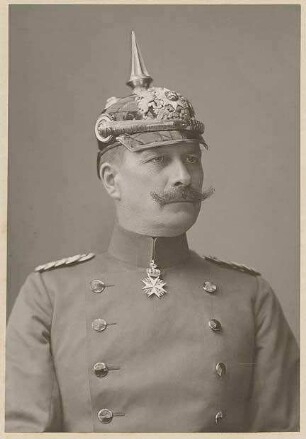 Freiherr Gustav von Starkloff, Generaladjutant, späterer General der Kavallerie in Uniform, Pickelhaube mit Orden, Brustbild in Halbprofil