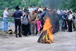 Feuer auf dem Festplatz, am Rande Flößer