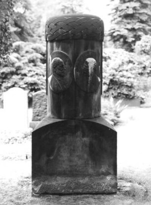 Grabmal für Dr. Carl Ferdinand Damm und Hofrat Oskar Ferdinand Damm : Grabmal für Dr. Carl Ferdinand Damm (gest. 1912) und Hofrat Oskar Ferdinand Damm (gest. 1905). Sandstein, Metallguß (?). 1905/1912. Dresden-Johannstadt, Trinitatisfriedhof