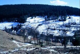 Ortsansicht von oben, enges Tal
