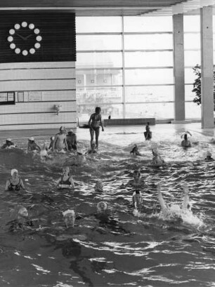Timmendorf. Im Wellenbad tummeln sich Badegäste