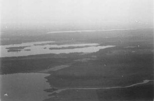 Luftbildaufnahme der Seenlandschaft : Blick auf einige Gewässer.