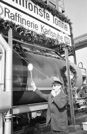 Verladung der zehnmillionsten Tonne in Kesselwagen bei der Esso-Raffinerie Karlsruhe.