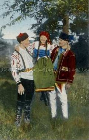 Junge Männer mit Mädchen in ukrainischer Volkstracht
