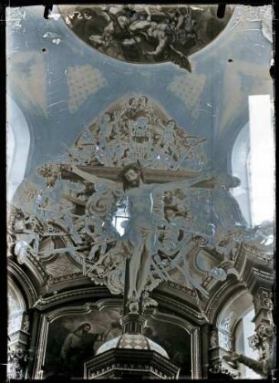 Klosterkirche; Kruzifix auf dem Hochaltar