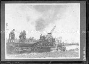 Soldaten an einem Eisenbahngeschütz, 1. Weltkrieg