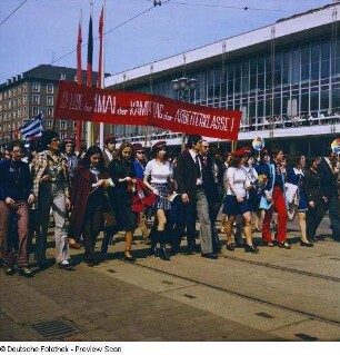 Demonstrationszug zum 1. Mai. Ausländische Studenten mit Transparent "ES LEBE der 1. MAI der KAMPFTAG der ARBEITERKLASSE!