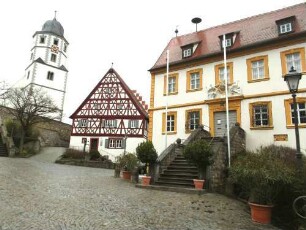 Stadtbild-Rathausplatz mit Rathaus (Neubau 1738 auf Vorgänger) sowie Kantorat (1510) und Kirche St Nikolaus im erhöht liegenden Kirchhof im Westen (im Kern Spötromanisch)