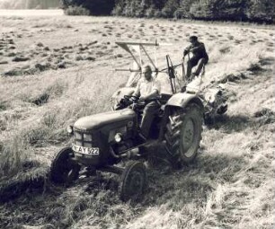 Fotografie: Getreideernte, Getreideerntetechnik, Bindemäher, Standardtraktor