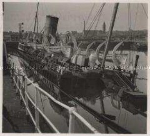Wehrmachtssoldaten, Zerstörtes Dieppe, Zerstörter britischer Truppentransporter im Hafen