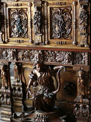 reich verzierter historischer Schrank in der Burg Falkenstein