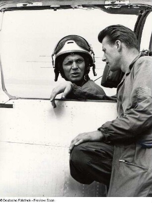 Rothenburg (Oberlausitz). Nationale Volksarmee - Luftstreitkräfte. Militärflugplatz für Jagdflieger-Ausbildung. Techniker auf der Leiter am Flugzeugrumpf und Pilot in der Kabine