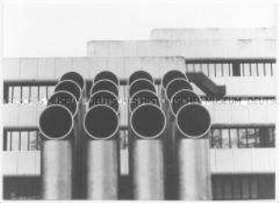 Rohre vor einem Gebäude (Altersgruppe 14-17)