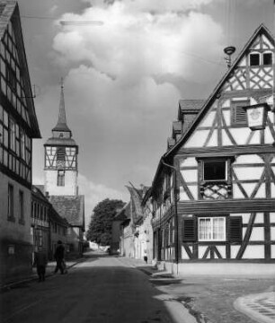 Reinheim. Kirchstraße mit Kirchturm