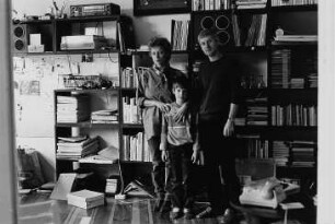 Familie K. (Fotografin, Gebrauchsgrafiker) in ihrer Wohnung