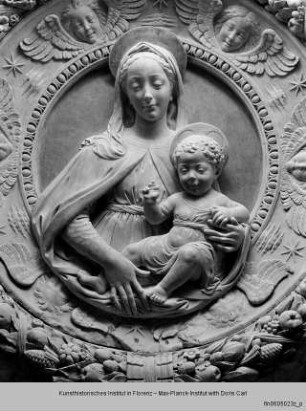 Grabmal der Maria von Aragon : Madonnentondo mit fliegenden Engeln
