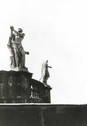 Dresden. Blick vom Schlossturm gegen die Hofkirche mit Plastiken von Lorenzo Mattielli (1687-1748)