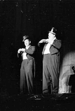 Wintergarten: Kurt Seifert und Robert Dorsay; (Hände in Brusthöhe zusammen)