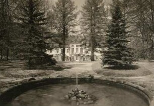 Schloss Oberlichtenau, Blick aus dem Park auf die Gartenfront des Schlosses