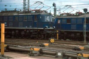 Stuttgart Hbf. Lok 118 002 Lok 118 048 Wartegleis