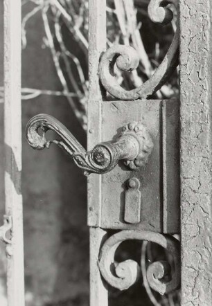 Radebeul, Mittlere Bergstraße 22. Kastenschloß mit Klinke (2. H. 19. Jh.) an einer Tür im Gelände der Gärtnerei im ehem. Weingut "Hohenhaus"