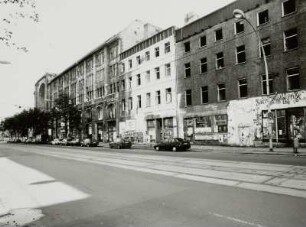 Berlin-Mitte, Oranienburger Straße 54–56a / Friedrichstraße 110–112. Ehemaliges Kaufhaus (heute Kunsthaus "Tacheles"; 1907-1908, F. Ahrens) und angrenzende ehemalige Wohnhäuser