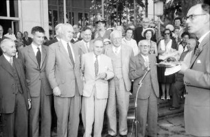 Chemiker; Maikäferrede: Paul Karrer, Richard L. M. Synge, Lord Alexander Todd of Trumpington, Paul H. Müller (rechts dahinter), Otto Hahn, Hermann Staudinger, Leopold Ruzicka, Graf Lennart Bernadotte