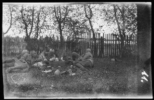 Rast des Regiments-Stabs während eines Gefechtes an der Dubissa (= Dubysa, Fluss in Litauen)