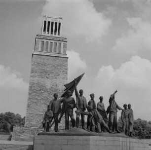 Weimar-Buchenwald. Mahnmal auf der Südseite des Ettersbergs (1954-1958) mit Turm der Freiheit, davor die Figurengruppe von Fritz Cremer