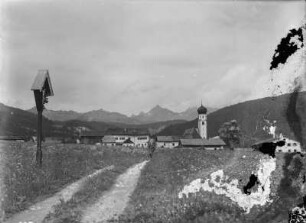 Alpen : Blick auf einen Ort mit Kirche, vermutlich in Österreich (Tirol?)