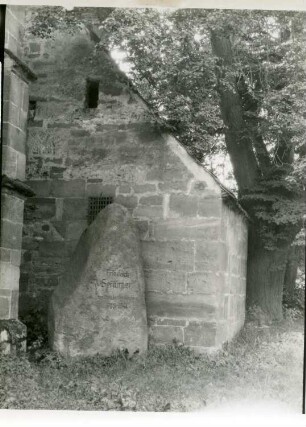 Gedenkstein für Friedrich Sertürner. Stein. Nach 1841. Einbeck-Salzderhelden, Bartholomäus-Kapelle, Nordseite