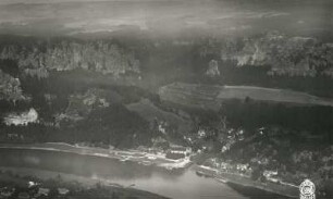 Rathen-Niederrathen. Ortsteilansicht mit Rathener Kessel über die Elbe. Luftbild-Schrägaufnahme von Süden