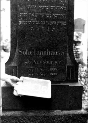 Grabstein 30 (Index: 100110040) Material: Granit Zustand: gut Maße HxBxT: 194x70x26 cm Beschreibung: Stele, getreppter Sockel, giebelartiger Abschluß Symbolik: eckige Voluten Steinmetz: Ostberg: Grabstein 30B