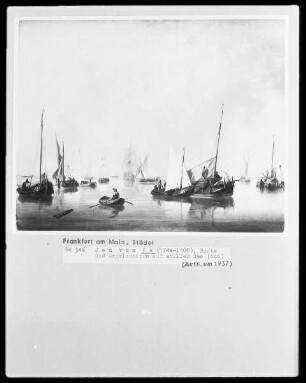 Boote und Segelschiffe auf stiller See